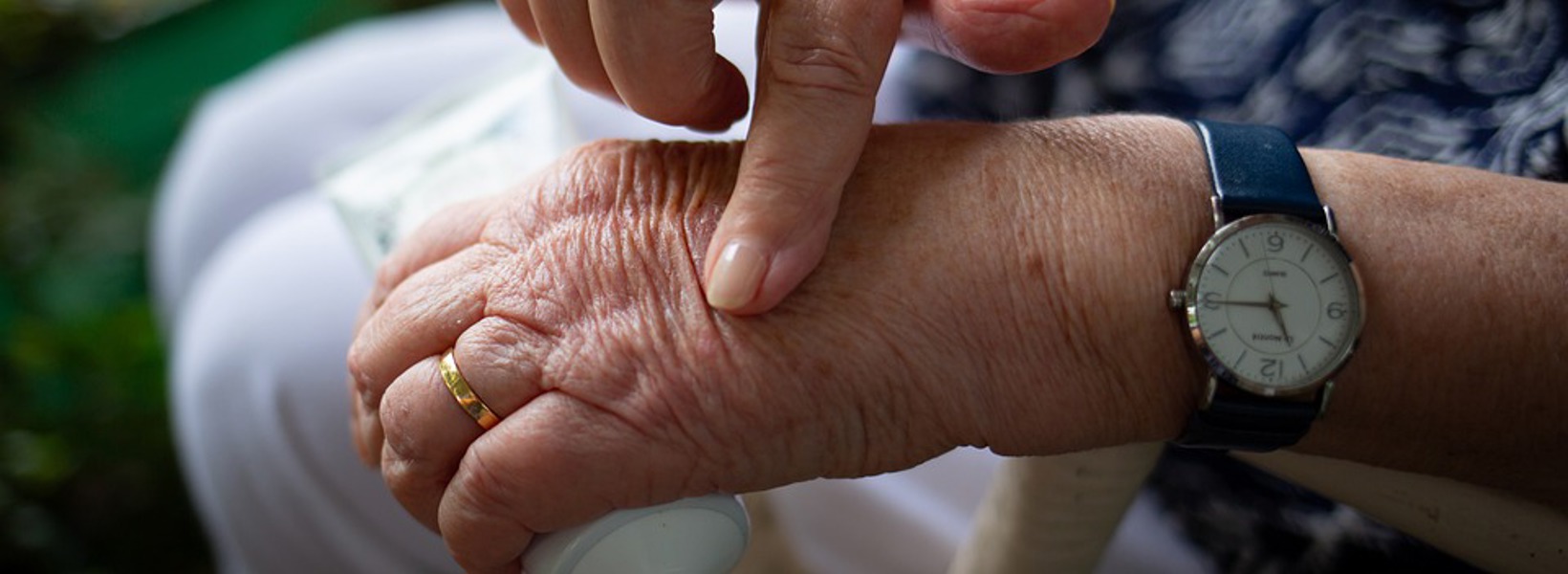 Hand-Cream-Elderly-Grandparent-Skin-Care-5359396.jpg Hand-Cream-Elderly-Grandparent-Skin-Care-5359396.jpg